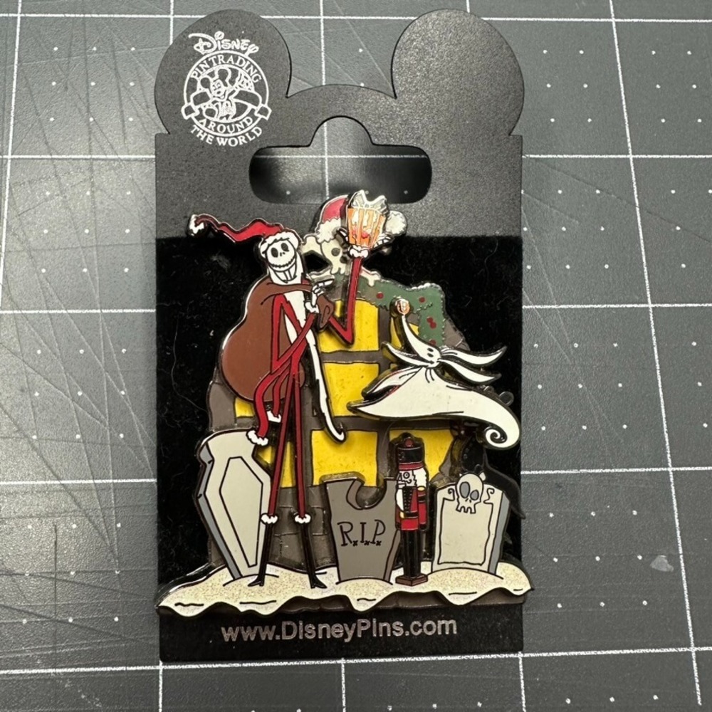 2007 Disneyland Nightmare Before Christmas 3D Pin Jack as Santa Moon RIP LE 1000